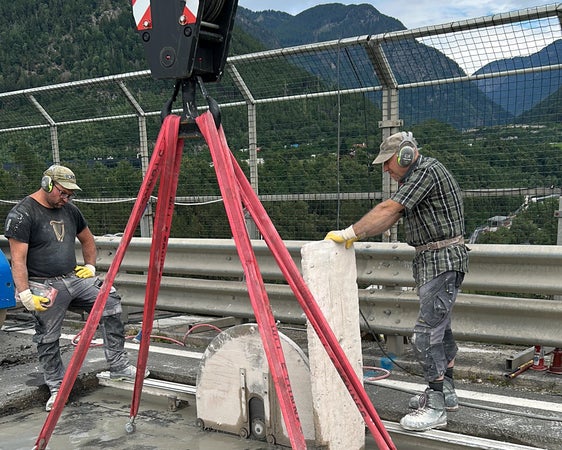 Operai in cantiere sul ponte della Val di Riga: in corso gli ultimi lavori prima dell'imminente riapertura. (Foto: USP/Dipartimento Infrastrutture e Mobilità)