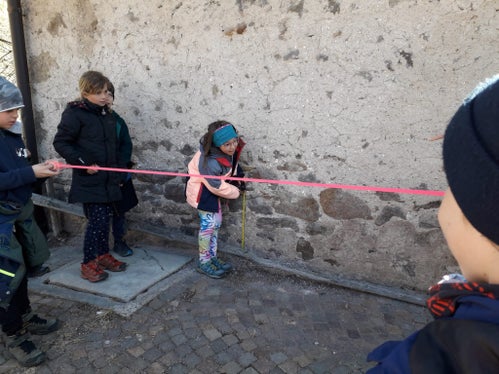 Quanto può salire il livello dell'acqua? I bambini della scuola primaria di Anterivo apprendono dettagli pratici sui segni dell'acqua e sull'annualità, la probabilità che si verifichi un evento alluvionale con la relativa portata (Foto: ASP/Agenzia Protezione civile)