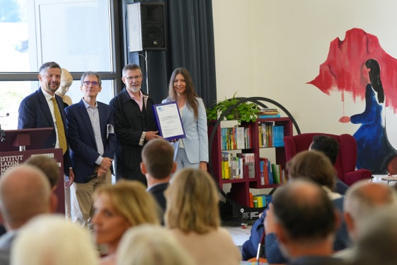 Focus sulla cultura e la tradizione ladina. Nella foto (da sinistra) l'assessore provinciale Daniel Alfreider, Pier Luigi Petrillo, Carlo Suani e Susy Rottonara (Foto: USP/Direzione Istruzione e Cultura Ladina/Werner Pescosta)