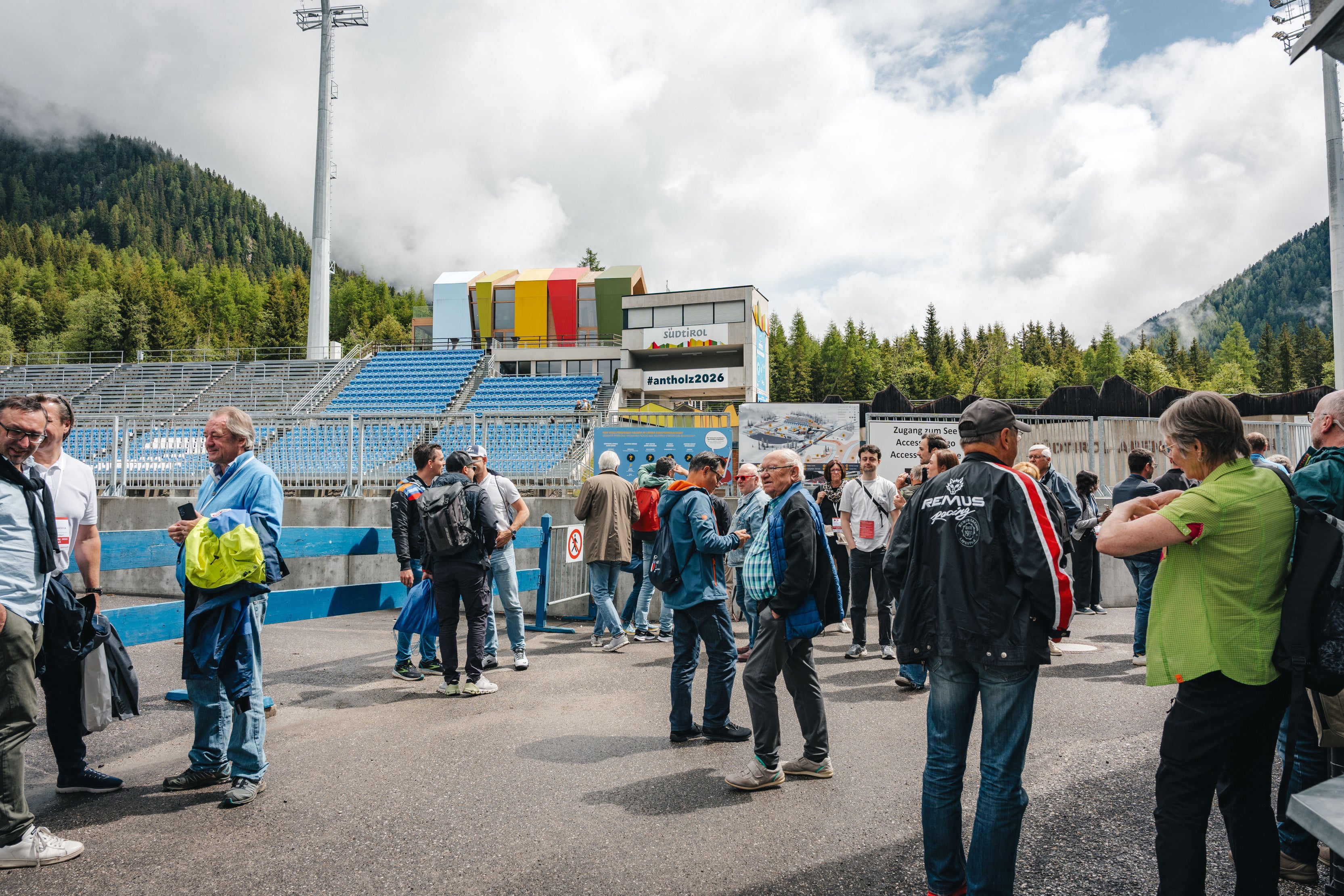 Per la prima volta, Anterselva e l'Alto Adige ospiteranno una rassegna olimpica. Sullo sfondo le tribune dello stadio del biathlon, i cui lavori di restyling sono terminati in vista dell'appuntamento di febbraio 2026. (Foto: Josef Plaickner)