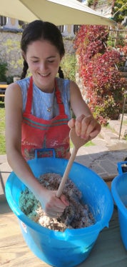Anna Bolla ha imparato a cuocere il pane in modo tradizionale dalle mogli dei contadini di Trodena: come microbiologa può spiegare esattamente cosa succede quando si lascia lievitare il pane. (Foto: ASP/Ufficio Natura)