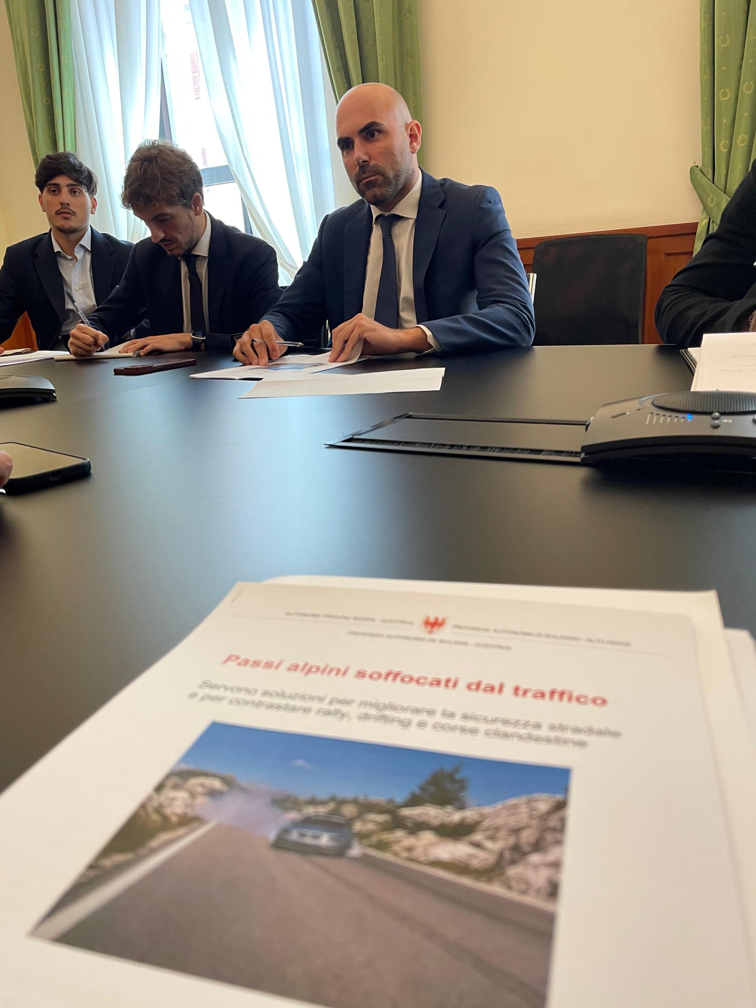 Infrastrukturen- und Mobilitätslandesrat Alfreider betonte, dass besonderes Augenmerk auf die Regulierung des Verkehrs auf vielbefahrenen Bergpässen gelegt werden sollte. (Foto: LPA/Ressort für Infrastrukturen und Mobilität)