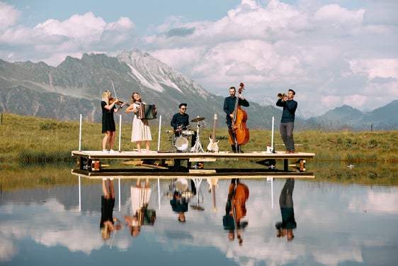 Im Rahmen des Arbeitsschwerpunktes "Übern Zaun g‘schaut" lädt das Referat Volksmusik am 20. Mai in die Sporthalle Campus in Bruneck zu einem Konzert mit der Gruppe "Alpentales" (im Bild). (Foto: Armin Strickner)