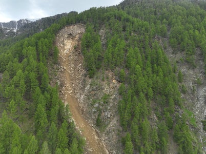 La strada provinciale che porta in Val Senales, vicino a Ratisio Nuovo, verrà protetta da un vallo nel luogo della caduta massi. Per i lavori urgenti verranno prelevati soldi del fondo di riserva. (Foto: ASP/Dipartimento Mobilità)