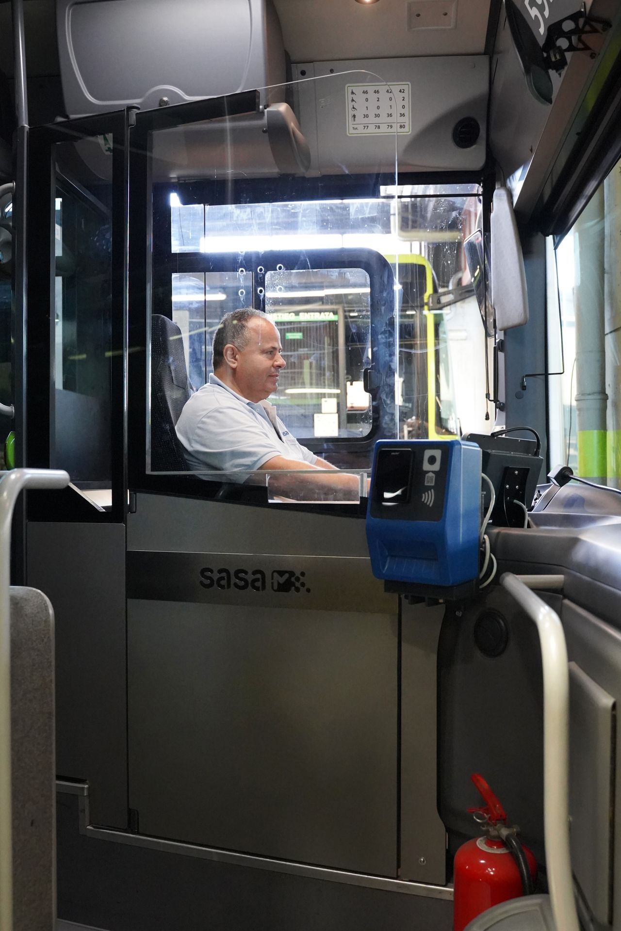 In 30 Überlandbussen der Inhouse-Gesellschaft Sasa wurden nun geschlossene Fahrerkabinen eingebaut, um dem Personal mehr Sicherheit zu bieten. (Foto: Sasa AG/Federica Longhin)