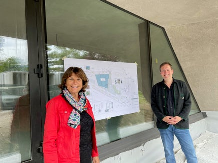LRin Hochgruber Kuenzer und LR Bessone konnten sich beim Lokalaugenschein in Naturns ein Bild vom künftigen Naturparkhaus, den geplanten Einrichtungsarbeiten und dem Zeitplan für die Fertigstellung machen. (Foto: LPA/Virna Bussadori) 