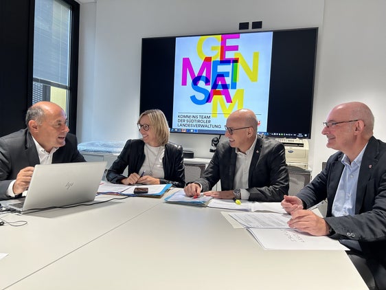 Erfreut über den regen Zuspruch zum Wettbewerb für die 8. Funktionsebene (von links): Personaldirektor Albrecht Matzneller, Landesrätin Magdalena Amhof, Ressortdirektor Günther Burger und Maurizio Pacchiani, Direktor des Amtes für Personalaufnahme. (Foto: LPA)
