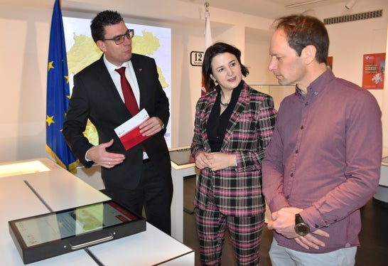 Matthias Fink von der Euregio mit Tirols Sicherheitslandesrätin Astrid Mair und Patrick Nairz vom Lawinenwarndienst Tirol auf dem Rundgang durch die neue Ausstellung (Foto: Land Tirol) 