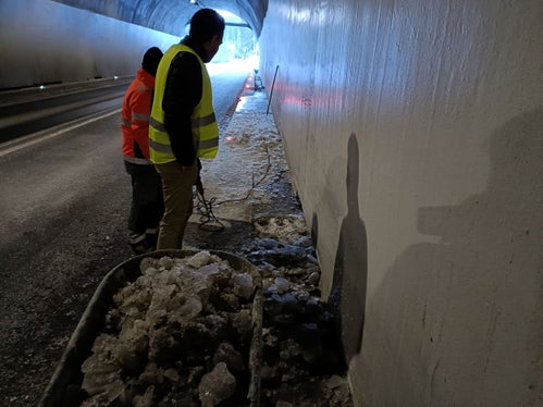 I lavori d'installazione del cavo riscaldante nel canale di drenaggio stanno per essere completati. (Foto: Ufficio tecnico strade centro/sud)