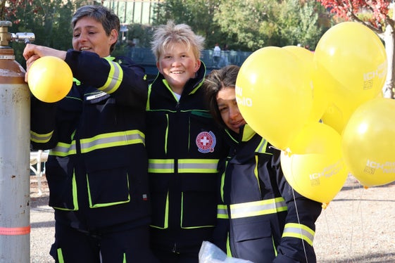 Vorbereitungen: Freiwillige Helferinnen des Zivilschutzes im Weißen Kreuz (Foto: LPA/Maja Clara)