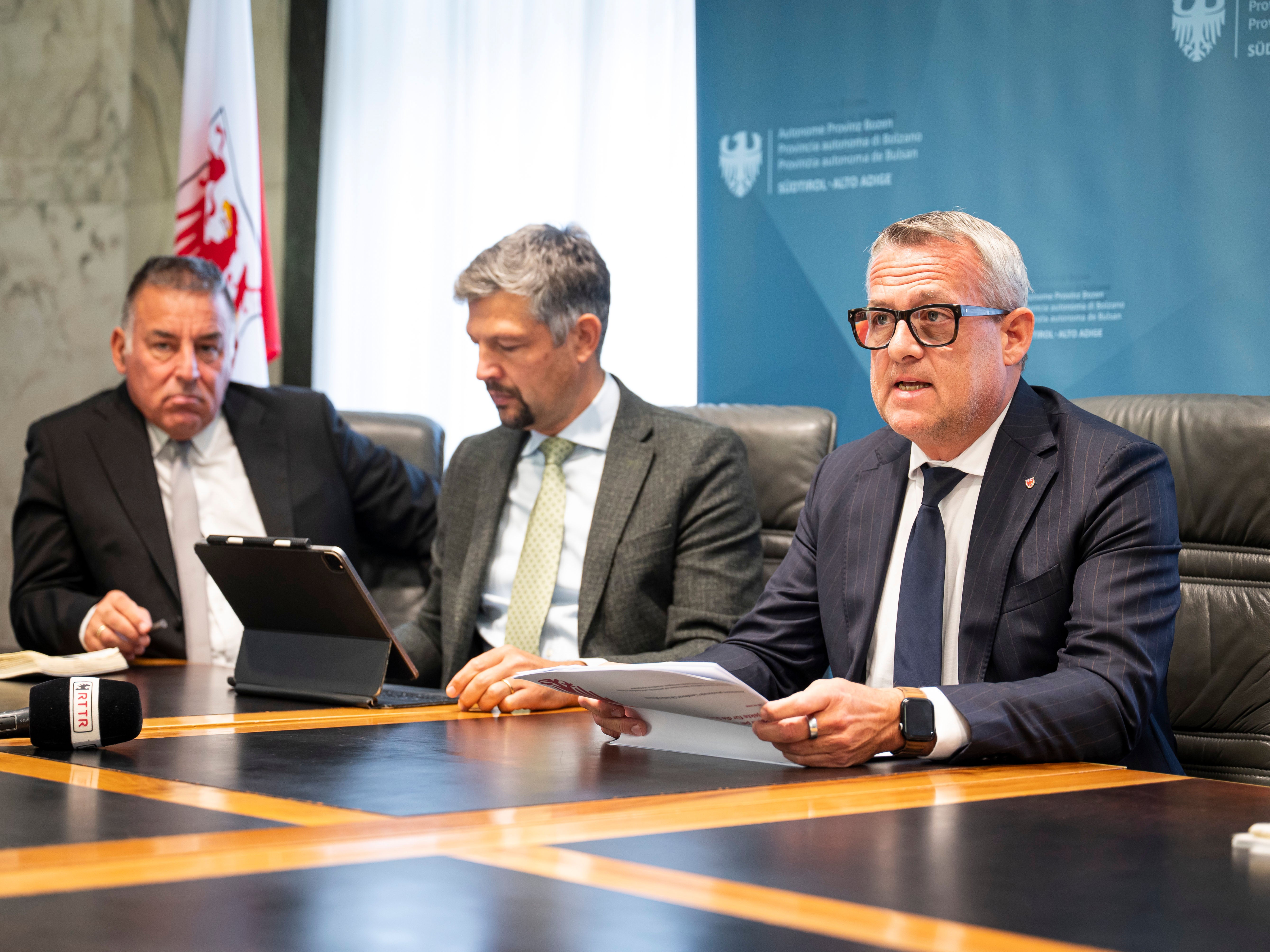 Bei der Sondersitzung der Landesregierung im Bozner Rathaus stellte Landesrat Christian Bianchi (rechts im Bild) die laufenden und geplanten Projekte in Bozen vor. Links im Bild sind Landesrat Daniel Alfreider und Vizebürgermeister Stephan Konder zu sehen. (Foto: LPA/Fabio Brucculeri)