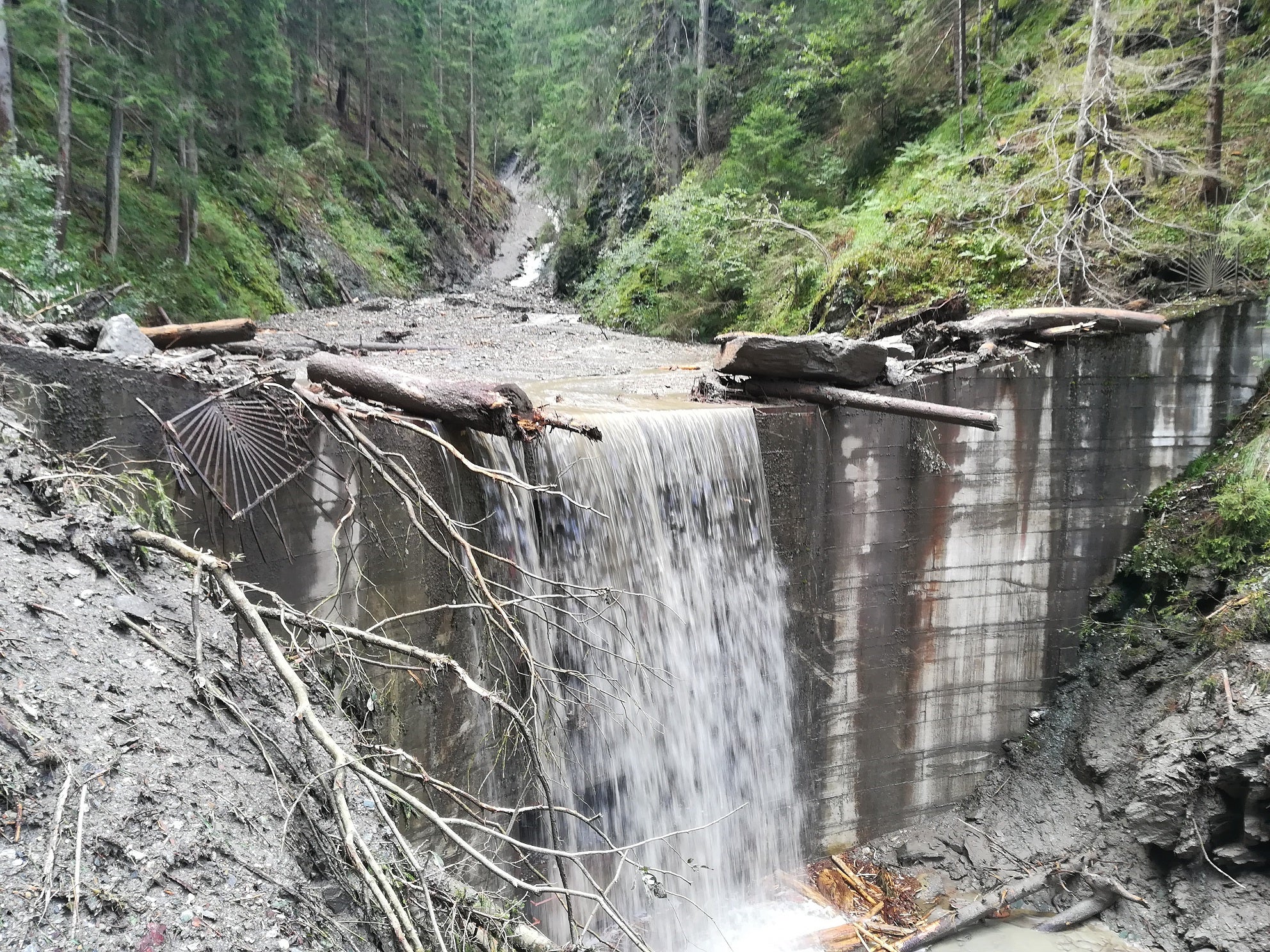 Die beiden bestehenden Rückhaltebecken im Jahrlbach verhinderten nach dem Starkregen Mitte August gravierendere Folgen. (Foto: LPA/Agentur für Bevölkerungsschutz/Amt für Wildbach- und Lawinenverbauung Ost)