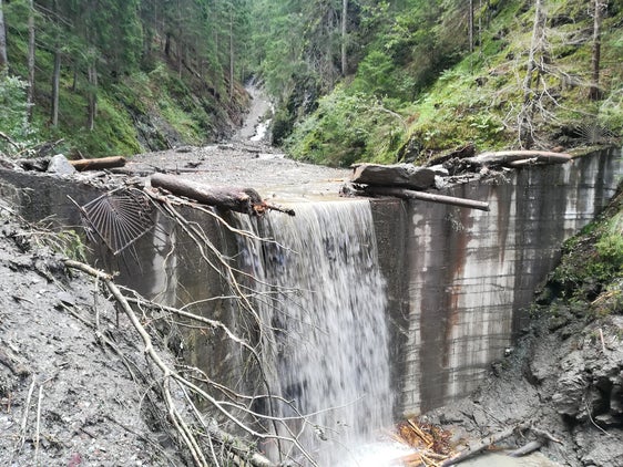 Die beiden bestehenden Rückhaltebecken im Jahrlbach verhinderten nach dem Starkregen Mitte August gravierendere Folgen. (Foto: LPA/Agentur für Bevölkerungsschutz/Amt für Wildbach- und Lawinenverbauung Ost)