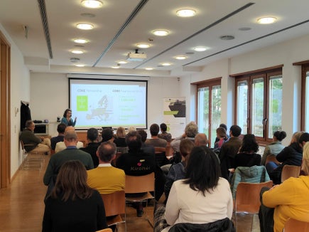 Die Behandlung von Gärresten durch Co-Kompostierung mit Grünabfällen ist Gegenstand eines Pilotprojekts des Landesamtes für Abfallwirtschaft im Rahmen des europäischen Projekts CORE. Die positiven Ergebnisse der ersten Versuchsphase wurden beim 7. Treffen der Anlagenbetreiber und Stakeholder in Bozen vorgestellt. (Foto: LPA/Landesamt für Abfallwirtschaft)