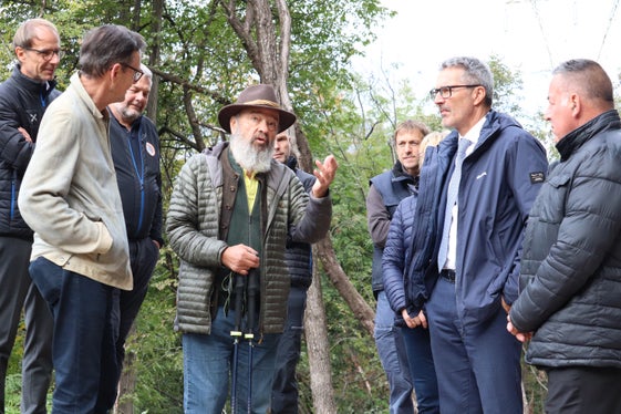 Begutachtung der neuen Sperre oberhalb der Haslachpromenade (von links): der in Haslach wohnhafte Gemeinderat Andreas Berger, der ebenfalls in Haslach wohnhafte ehemalige Landesgeologe Ludwig Nössing, der sich immer für das Projekt eingesetzt hat, Landeshauptmann und Bevölkerungsschutzlandesrat Arno Kompatscher und der Vizebürgermeister der Gemeinde Bozen Stephan Konder. (Foto: LPA/Maja Clara)
