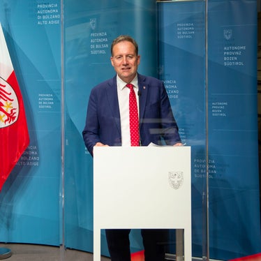 Der Vorschlag für ein Kulturquartier am Virgl sei in der vorgelegten Form nicht durchführbar, fasste LR Massimo Bessone die Beurteilung des Vorhabens durch die Dienststellenkonferenz bei der Pressekonferenz nach der Landesregierungssitzung mit LH Kompatscher und LRin Kuenzer zusammen. (Foto: LPA/Fabio Brucculeri)