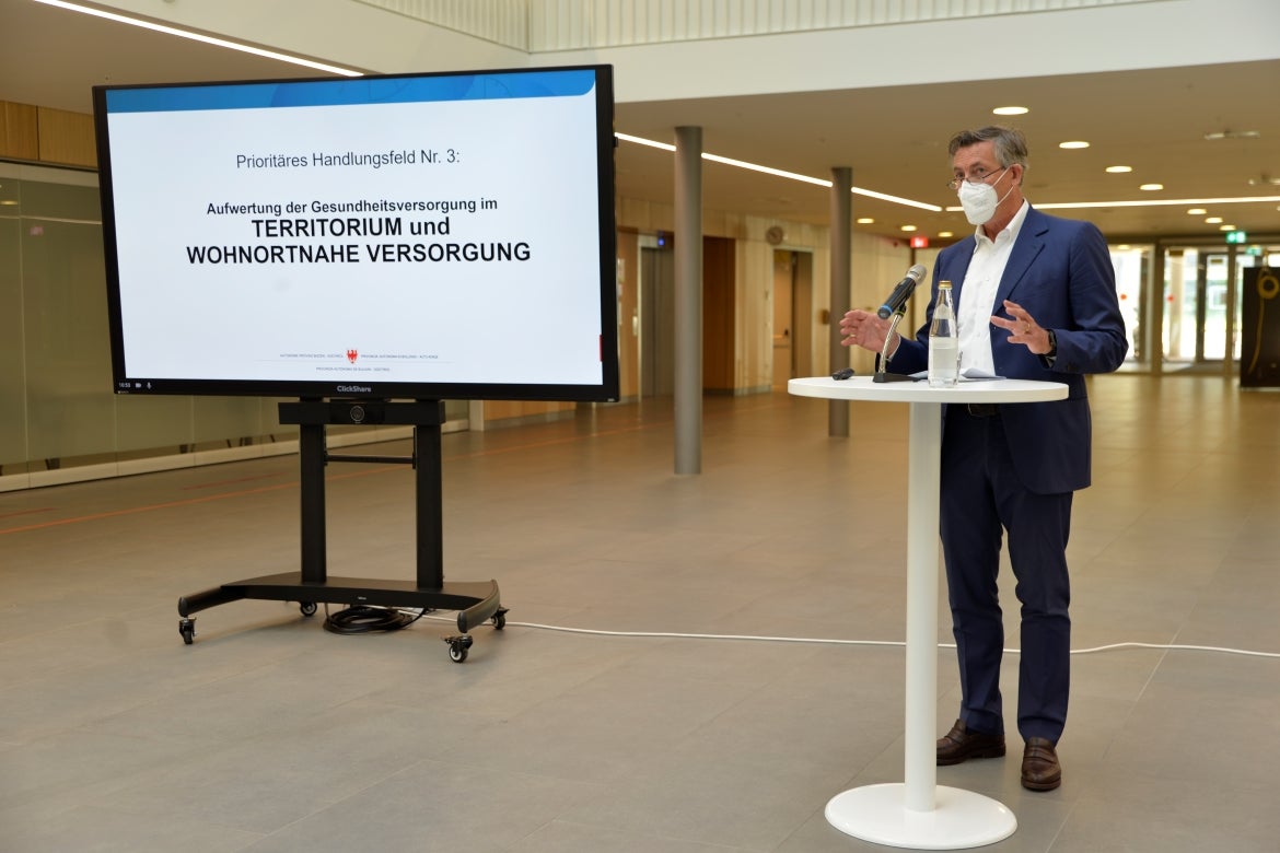 In occasione del proprio bilancio di metà legislatura, l’assessore alla salute, banda larga e cooperative Thomas Widmann ha accolto i rappresentanti dei media nei locali della nuova clinica presso l’ospedale di Bolzano. (Foto: ASP/Michela Antino)