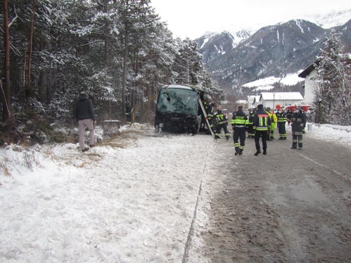 Auch die Berufsfeuerwehr wurde zu dem Busunglück mit dem Kran nach Prad alarmiert; den Freiwilligen Feuerwehren vor Ort gelang es, den Bus mit einem Greifzug wieder auf die Räder zu stellen. (Foto: Landesfeuerwehrverband)