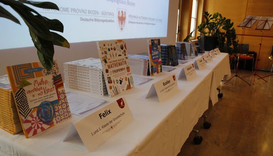 Die bestplatzierten Mathematik-Kängurus aus Südtirol durften sich heute über tolle Buchpreise freuen. (Foto: LPA/Verena Hilber)