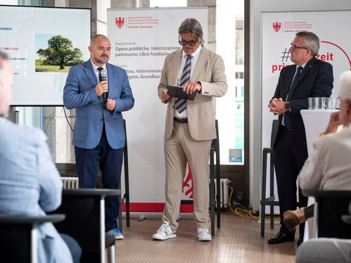 Tra le innovazioni di questa prima metà di mandato il programma Building Renovation Plus, presentato dal direttore di Dipartimento Daniel Bedin. Da sinistra a destra: il direttore di Dipartimento Daniel Bedin, il giornalista Valentino Beccari e l'assessore alle Opere pubbliche Christian Bianchi. (Foto: USP/Fabio Brucculeri)