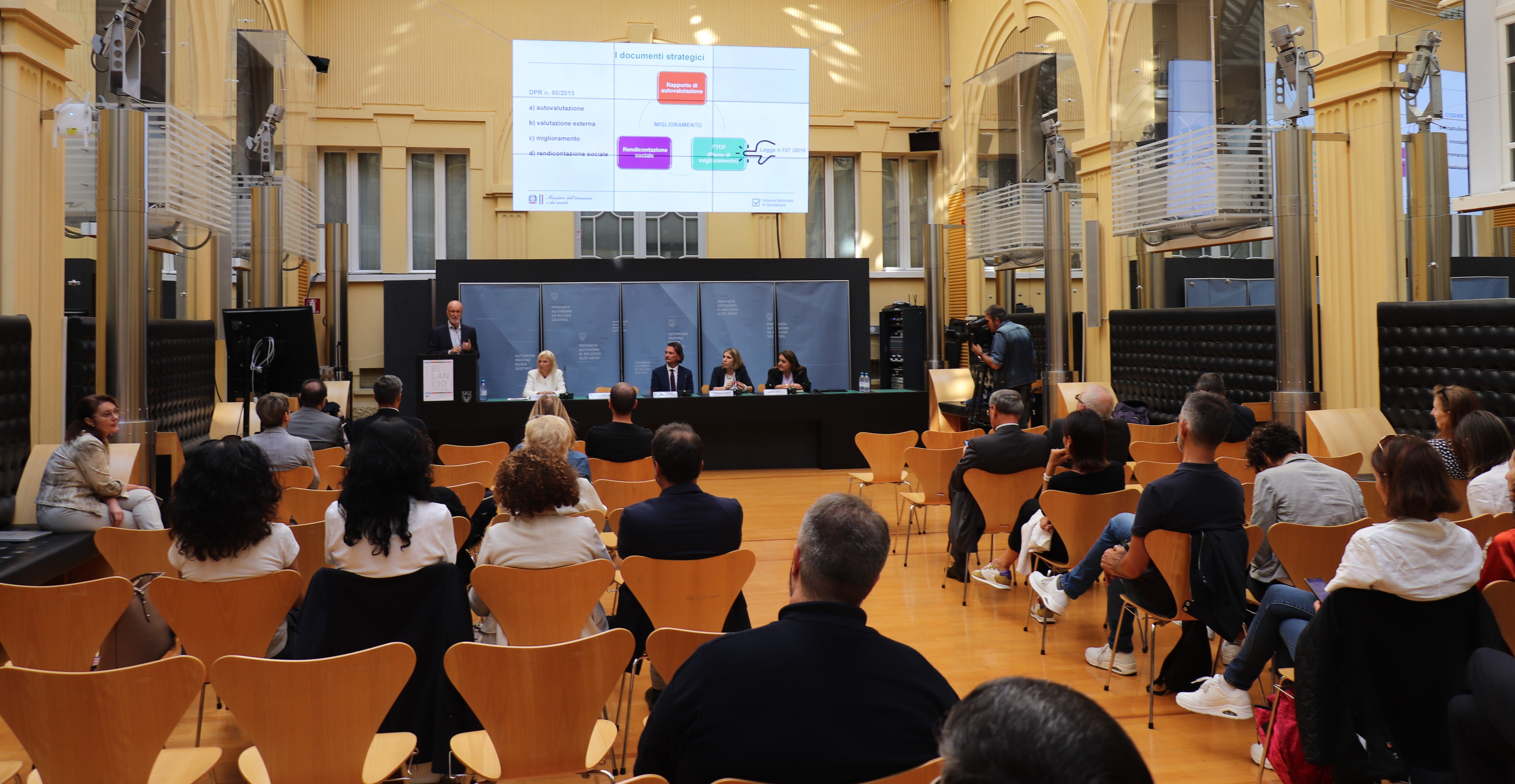 Die italienische Bildungsdirektion hat heute (27. September) ihre Sozialbilanz präsentiert: Sie dokumentiert die Ergebnisse der Arbeit der vergangenen vier Jahre und blickt auch auf künftige Projekte. (Foto: LPA/Crocco)