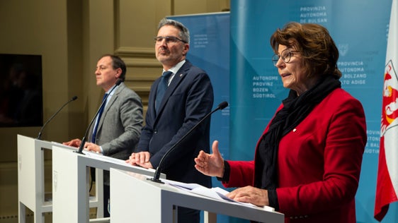 Stellten die zwei Beschlüsse rund um die Neuausrichtung von Voraussetzungen und Förderungen erneuerbarer Energie vor: (v.l.) Landesrat Giuliano Vettorato, Landeshauptmann Arno Kompatscher und Landesrätin Maria Hochgruber Kuenzer. (Foto: LPA/Fabio Brucculeri)