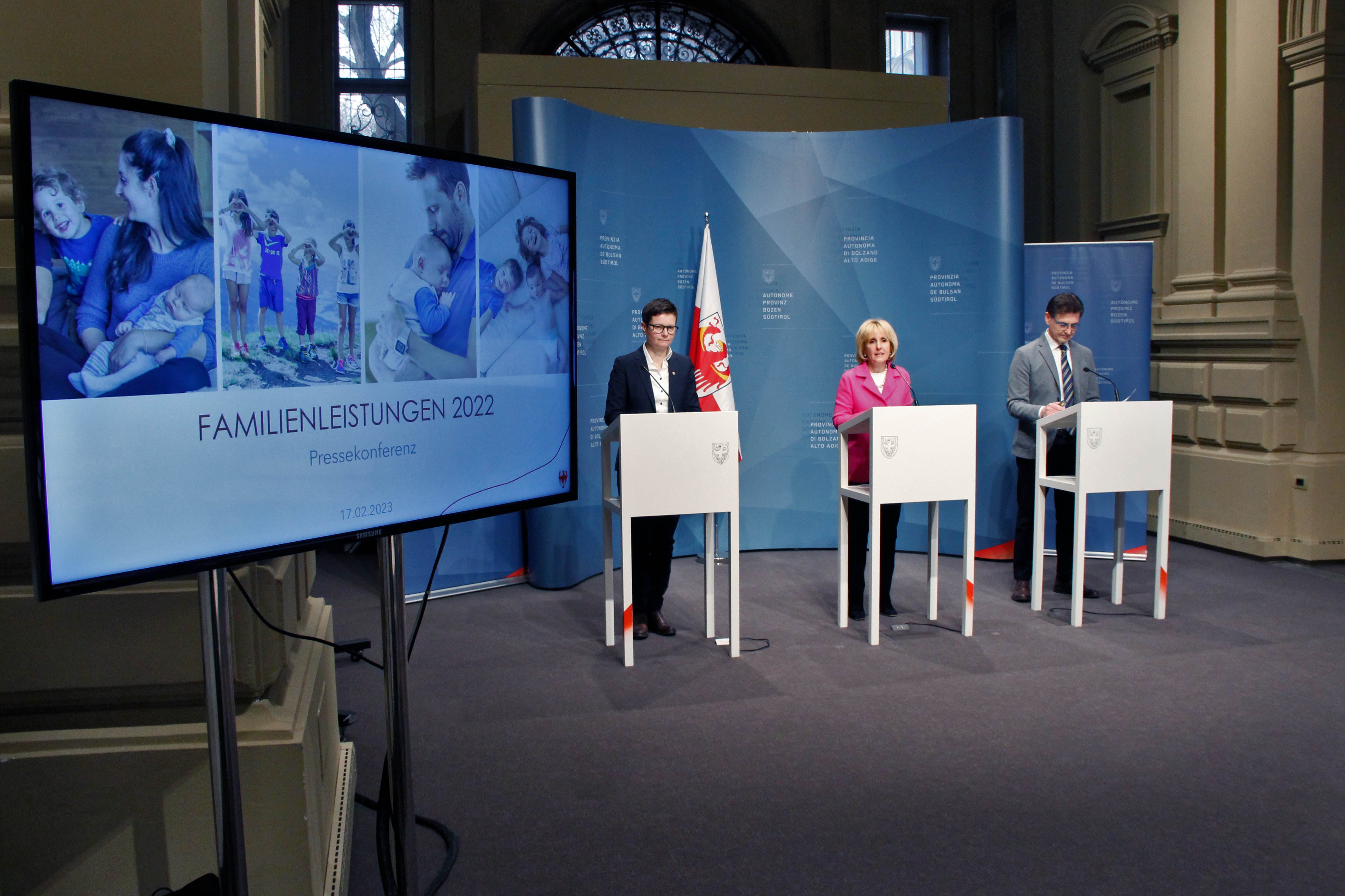 La Provincia di Bolzano sostiene le famiglie con prestazioni dirette e indirette - oggi sono stati presentati i dettagli delle prestazioni familiari per il 2022. (Foto: ASP/Greta Stuefer)