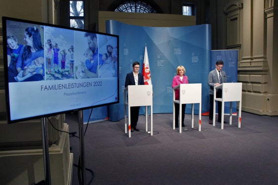 La Provincia di Bolzano sostiene le famiglie con prestazioni dirette e indirette - oggi sono stati presentati i dettagli delle prestazioni familiari per il 2022. (Foto: ASP/Greta Stuefer)