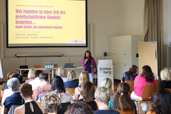 Christa Ladurner del Forum Prevenzione ha sottolineato che un buon equilibrio tra lavoro e vita privata è di grande importanza per le famiglie. La Provincia e i Comuni sono partner importanti in questo ambito. (Foto: USP/Hannes Wisthaler)