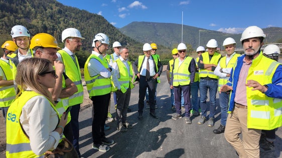 Die Arbeiten an der Riggertal-Schleife sind zu mehr als 50 Prozent abgeschlossen. Beim Lokalaugenschein auf der Baustelle informierten sich Mobilitätslandesrat Daniel Alfreider, Vertreterinnen und Vertreter von RFI, STA und der Landesabteilung Mobilität sowie die Bürgermeisterinnen und Bürgermeister der betroffenen Gemeinden über den Stand des Projekts. (Foto: LPA/Ingo Dejaco)