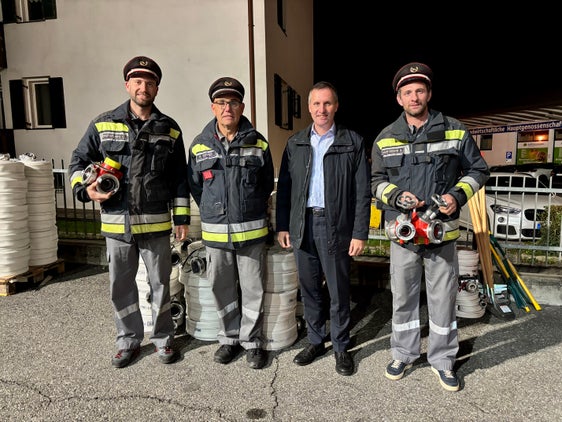 La consegna del materiale è stata effettuata il 4 novembre a Silandro. Da sinistra il vicecomandante dei vigili del fuoco volontari di Laces Felix Weitgruber, il presidente dell’Unione distrettuale Bassa Val Venosta Roman Horrer, l’assessore provinciale alle Foreste Luis Walcher e il comandante dei vigili del fuoco volontari di Laces Alexander Mantinger (Foto: USP/Dipartimento Agricoltura, Foreste e Turismo)