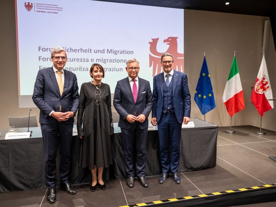 Sie sprachen beim Forum im NOI Techpark über Sicherheit und Migration in der EU und in Italien: der EU-Abgeordete Herbert Dorfmann (im Bild von links), Regierungskommissarin Maddalena Travaglini, EU-Kommissar Magnus Brunner und Landeshauptmann Arno Kompatscher. (Foto: LPA/Fabio Brucculeri)