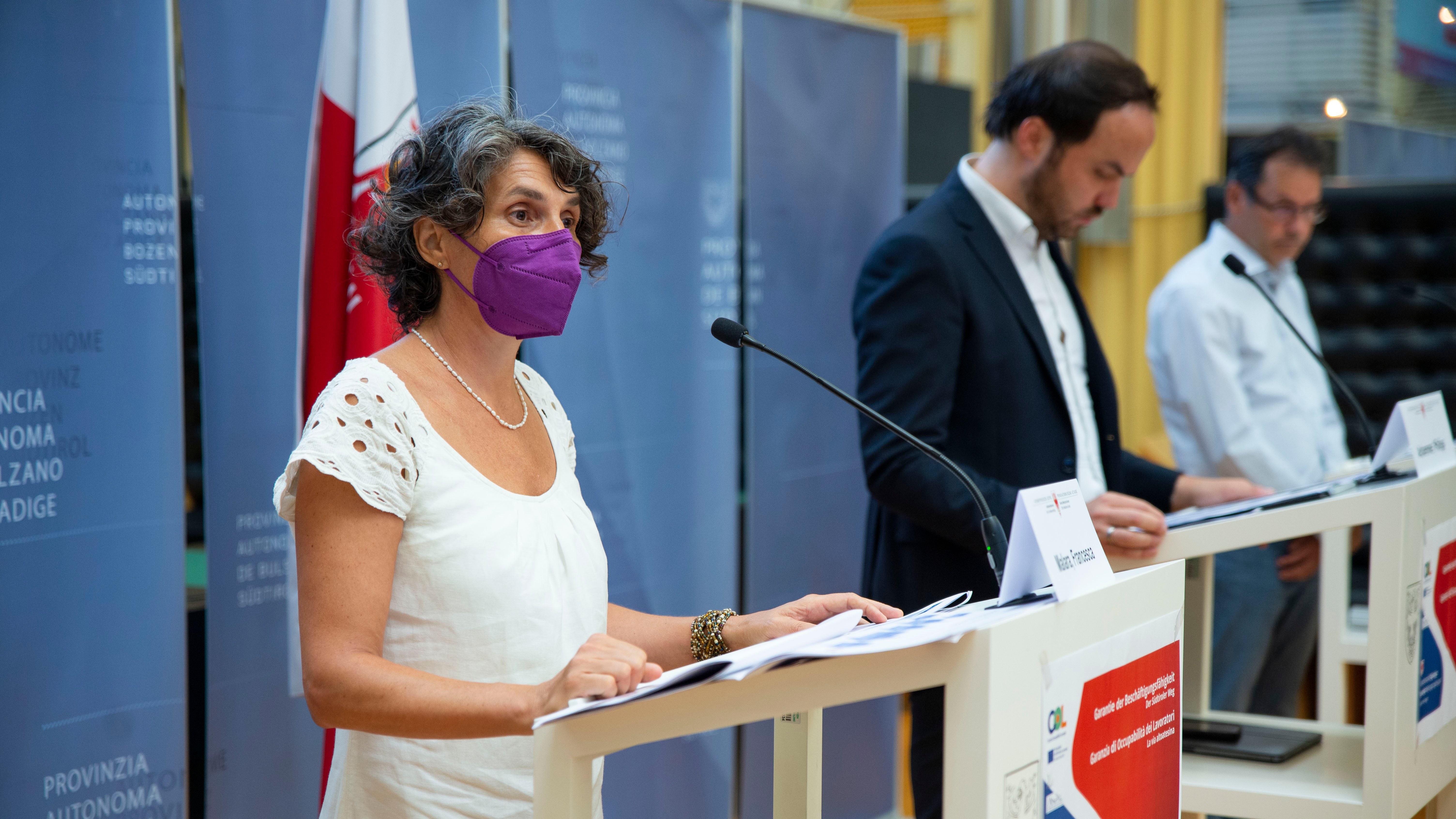 Über die Garantie der Beschäftigungsfähigkeit und den Landesanwendungsplan haben heute Landesrat Philipp Achammer (Bildmitte), der für die Abteilung Arbeitsmarktservice zuständige Direktor, Stefan Luther (ganz rechts), und die für Arbeitsvermittlung zuständige Amtsdirektorin Francesca Malara informiert. (Foto: LPA/Fabio Brucculeri)