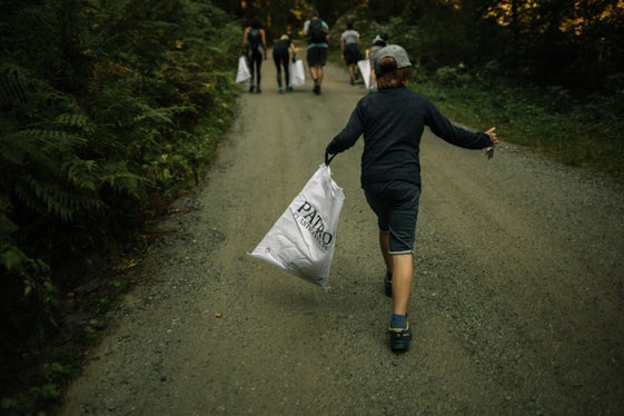 Naturbegeisterte können sich bei der Müllsammelaktion auf den Weg machen, um gemeinsam Müll am Berg, in den Wäldern, an Seeufern und in den Dörfern zu sammeln. (Foto: © Patron Plasticfree Peaks/Lena Everding)