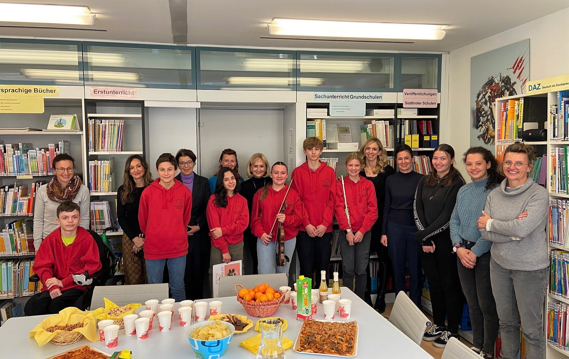 Landesschuldirektorin Sigrun Falkensteiner und Gertrud Verdorfer, Direktorin der Pädagogischen Abteilung der Deutschen Bildungsdirektion, sowie Siglinde Doblander von der Begabungs- und Begabtenförderung der Pädagogischen Abteilung (hinten Mitte) mit den Schülerinnen und Schülern sowie den Lehrpersonen und Schuldirektorin Monika Schwingshackl. (Foto: Martina Winkler)