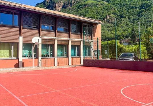 Der neue Sportplatz, der in der Grundschule Siebeneich mit PNRR-Mitteln errichtet wurde. (Foto: LPA/Landesabteilung Europa)