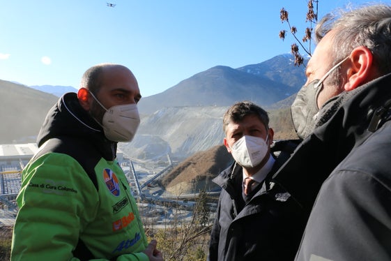 Eine Bahnbrücke und die ausgebaute Straßenbrücke übers Riggertal sollen die Mobilität im Gebiet insgesamt verbessern: Vizeminister Morelli, LR Alfreider und Simone beim Lokalaugenschein in Natz-Schabs. (Foto: LPA/Ingo Dejaco)