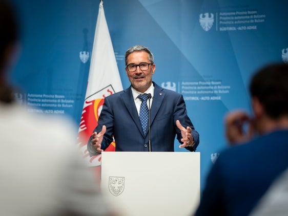 Nella conferenza stampa che ha fatto seguito alla seduta della Giunta provinciale, il presidente Kompatscher ha spiegato l'importanza del finanziamento dell'ampliamento e dell'adeguamento dell'impianto del crematorio di Bolzano (Foto: USP/Fabio Brucculeri)