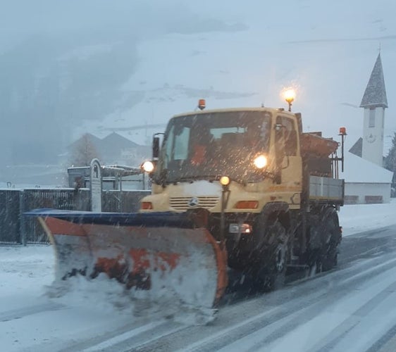 Der Straßendienst des Landes ist für Schneeeinsätze in Bereitschaft. Aber auch die Verkehrsteilnehmenden sollten ihre Fahrweise an die winterlichen Bedingungen anpassen und ihre Fahrzeuge angemessen ausrüsten. (Foto: LPA/Landesstraßendienst)