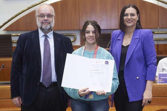 Anna Antonia Zöggeler (Mitte) hat den 4. Platz in der Kategorie Klassische Rede – 8. Schulstufe erreicht, im Bild mit Robert Lender vom Kompetenzzentrum Jugend im österreichischen Bundeskanzleramt und der Präsidentin des burgenländischen Landtags Astrid Eisenkopf. (Foto: LPA/Landesjugendreferat Burgenland,/Emmerich Mädl)

