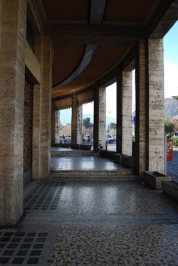 La suggestiva facciata curva (in foto, il porticato) è indispensabile caratteristica del paesaggio urbano, secondo la soprintendente provinciale Karin Dalla Torre (Foto: USP/Soprintendenza provinciale ai beni culturali)