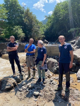 Lokalaugenschein am Frötschbach in Seis nach dem Gewitter mit Starkregen gestern Abend (v.li.): Manfred Wörndle (Gewässeraufsicht). Joachim Kompatscher, Direktor Funktionsbereich Wildbachverbauung Fabio De Polo, Direktor Agentur Bevölkerungsschutz Klaus Unterweger (Foto: LPA/Noemi Prinoth)