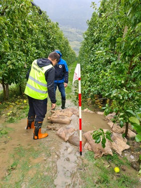 Wildbachverbauung im Einsatz: Zu mehreren Qualmtrichtern, davon drei problematischen (einer davon im Bild), mussten die Techniker des Landesamtes für Wildbachverbauung Süd ausrücken, um die gefährliche Situation mit Sandsäcken einzugrenzen. (Foto: LPA/Agentur für Bevölkerungsschutz)