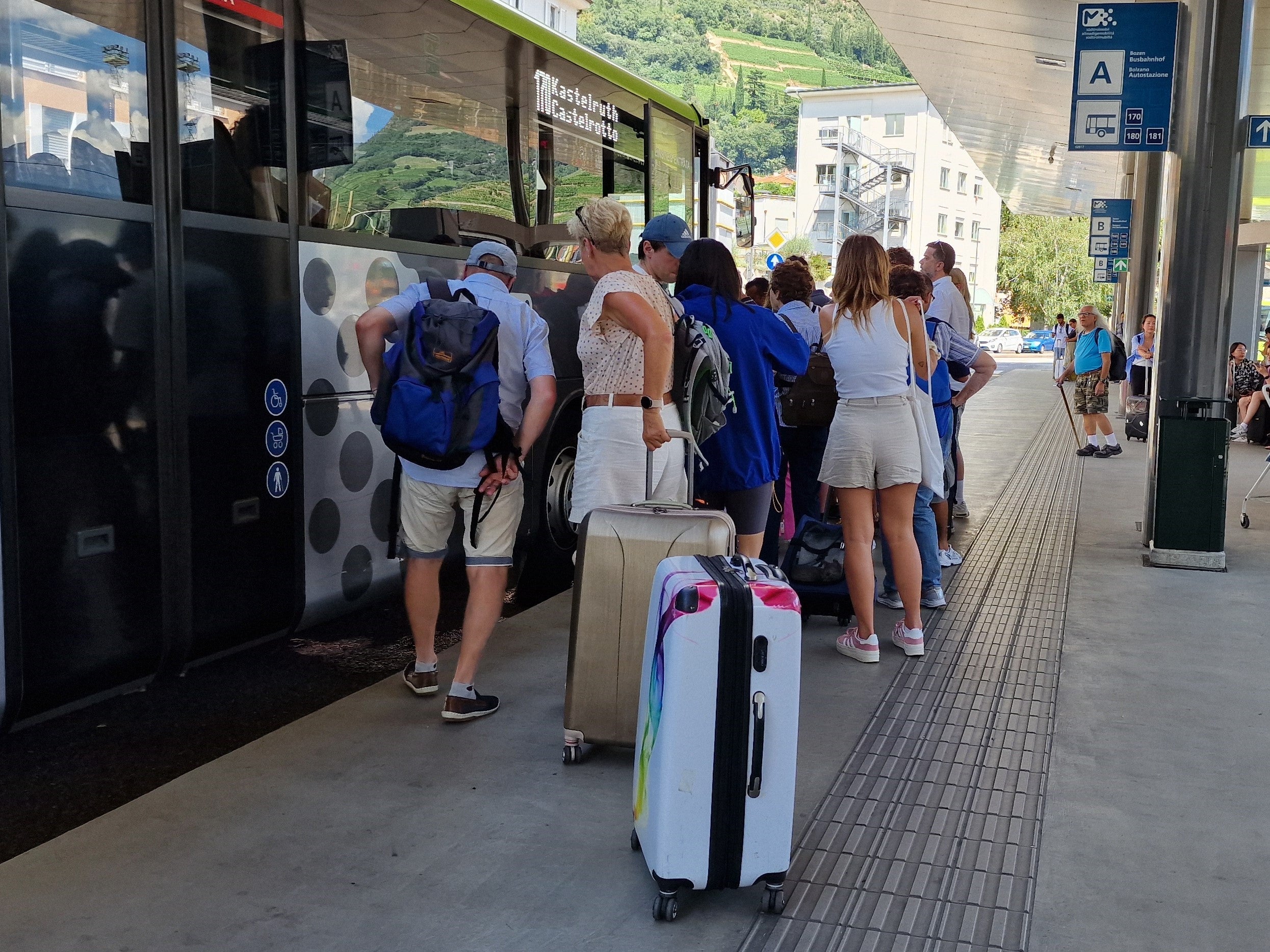 Damit immer mehr Menschen, Einheimische wie Urlaubsgäste, das Auto stehen lassen und den Bus nutzen, werden auch im Sommer 2024 über 300.000 zusätzliche Buskilometer gefahren. (Foto: LPA/Angelika Schrott)