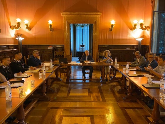 Presieduto dal commissario del Governo Vito Cusumano (al centro) e dalla sua vice Margherita Toth, si è svolto uno scambio con i rappresentanti delle Forze dell'ordine, della Provincia e delle organizzazioni di Protezione civile, tra cui il direttore dell'Agenzia per la Protezione civile Klaus Unterweger (3° da destra), il direttore della Ripartizione Foreste Günther Unterthiner (2° da destra), Andrea Lazzarotto, vice comandante del corpo permanente dei vigili del fuoco (all'estrema destra), il questore Giancarlo Pallini (3° da sinistra), il colonnello Alessandro Coassin (2° da sinistra) e il sottotenente Guerino Parente (all'estrema sinistra) (Foto: ASP)