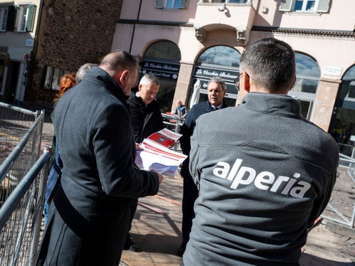 Landesrat Peter Brunner (Mitte, links) informierte sich bei einem Lokalaugenschein am 17. März über den Fortschritt beim Ausbau des Fernwärmenetzes in Bozen: „Mit der Fernwärme unterstützen wir eine nachhaltige Energieform, die zum Erreichen der Ziele des Klimaplans Südtirol 2040 wesentlich beiträgt“, betonte der Landesrat. (Foto: LPA/Fabio Brucculeri)
