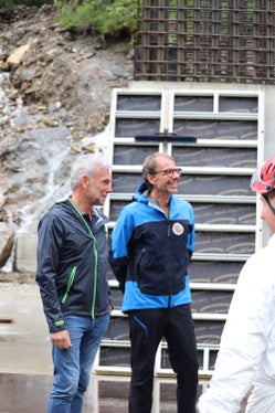 Lokalaugenschein bei der Sperre im Zirogeralmbach in der Gemeinde Brenner: Landesrat Schuler und Ressortdirektor und Direktor der Agentur für Bevölkerungsschutz Klaus Unterweger im Gespräch mit Vorarbeiter Roland Langgartner (Foto: LPA/Maja Clara)