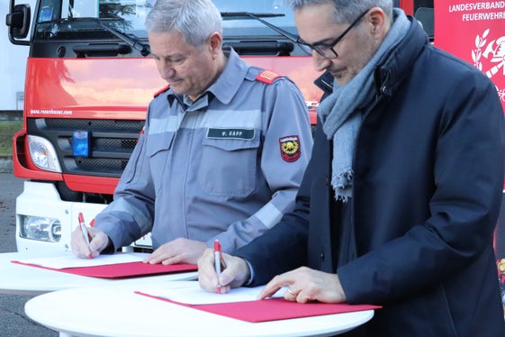 Vereinbarung zur Führung der Landesfeuerwehrschule für die kommenden zehn Jahre unterzeichnet: Bevölkerungsschutzlandesrat und Landeshauptmann Arno Kompatscher (rechts im Bild) und der Präsident des Landesverbandes der Freiwilligen Feuerwehren Südtirols Wolfram Gapp am 29. Jänner 2025 in Vilpian. (Foto: LPA/Maja Clara)