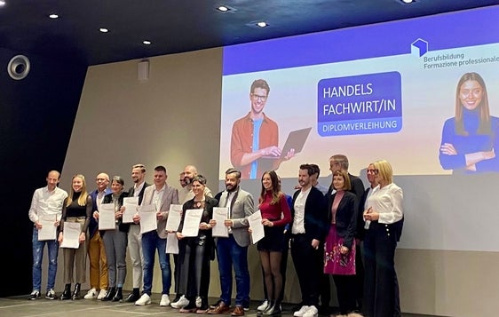 I nuovi diplomati posano orgogliosi insieme alla direttrice Cäcilia Baumgartner, il presidente di hds Philipp Moser e i componenti della commissione di esame Sonia Romagna, Andreas Eccel e Ulrich Wallnöfer (Foto: ASP/Alex Risio)

