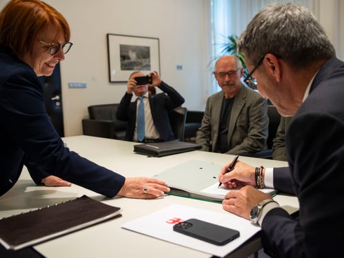Il presidente Kompatscher (a destra) alla firma del contratto di comproprietà del Rifugio Europa avvenuta oggi, 18 maggio (Foto: ASP/Fabio Brucculeri)